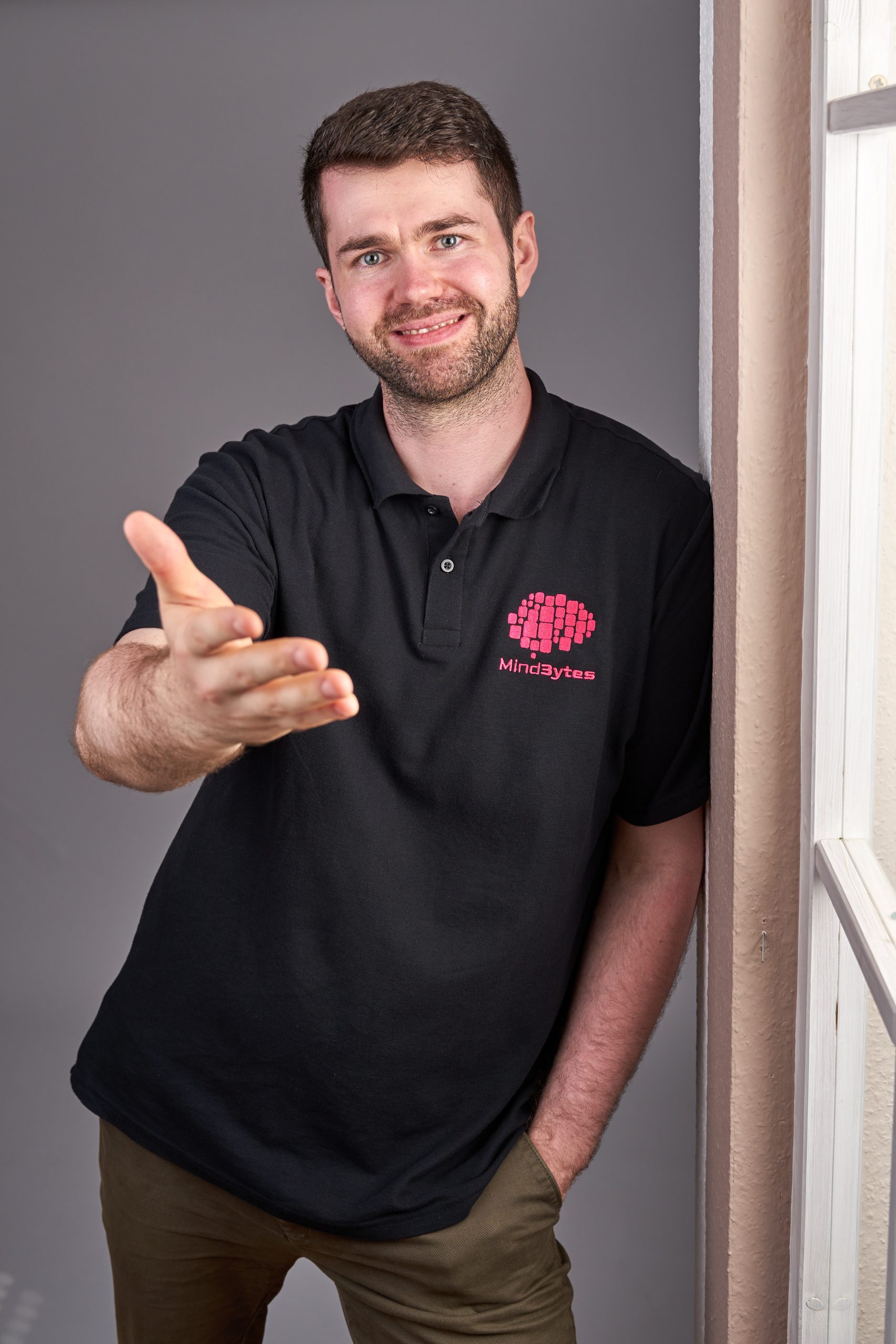 Christian von den Mind3ytes am Fenster