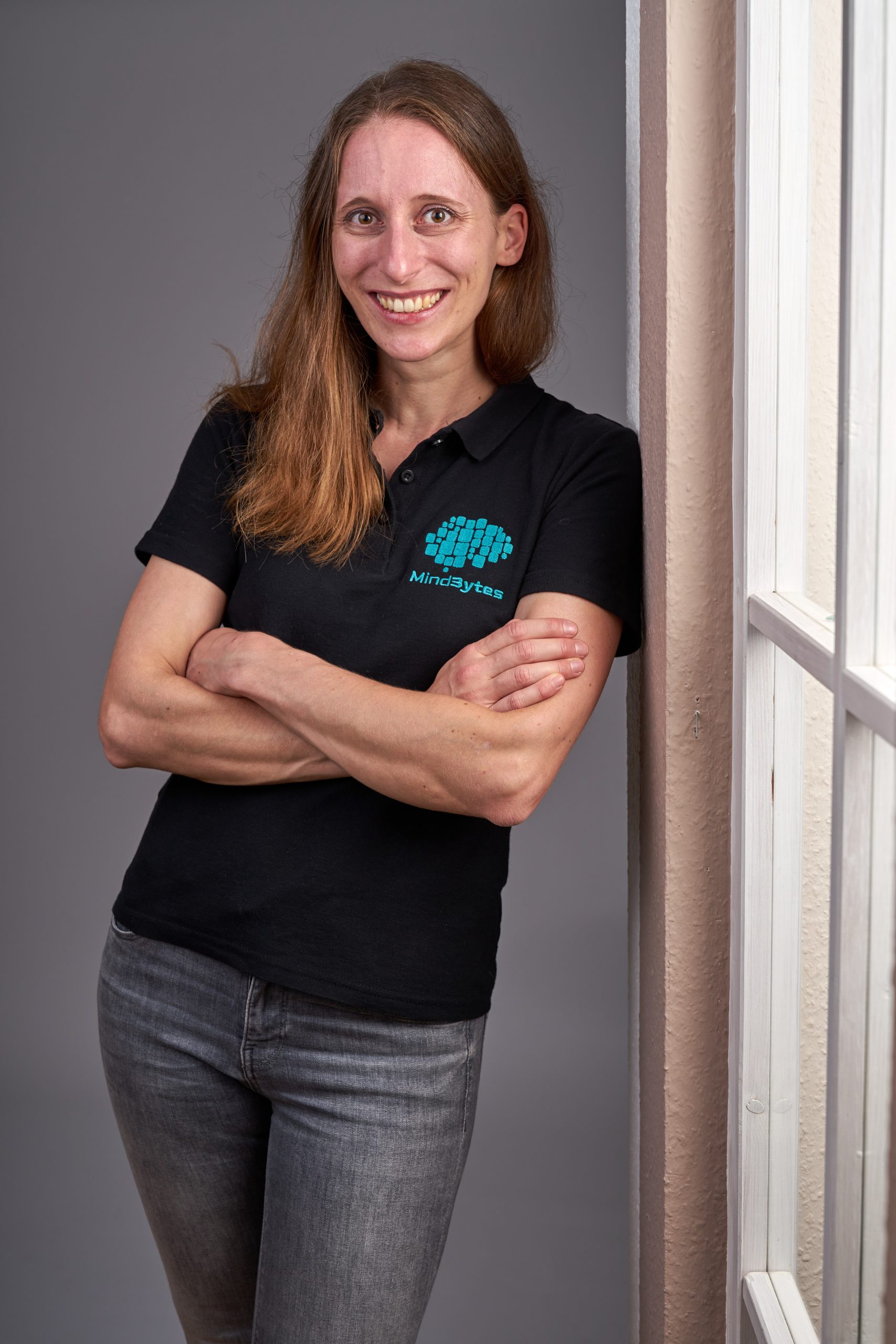 Nina von den Mind3ytes am Fenster