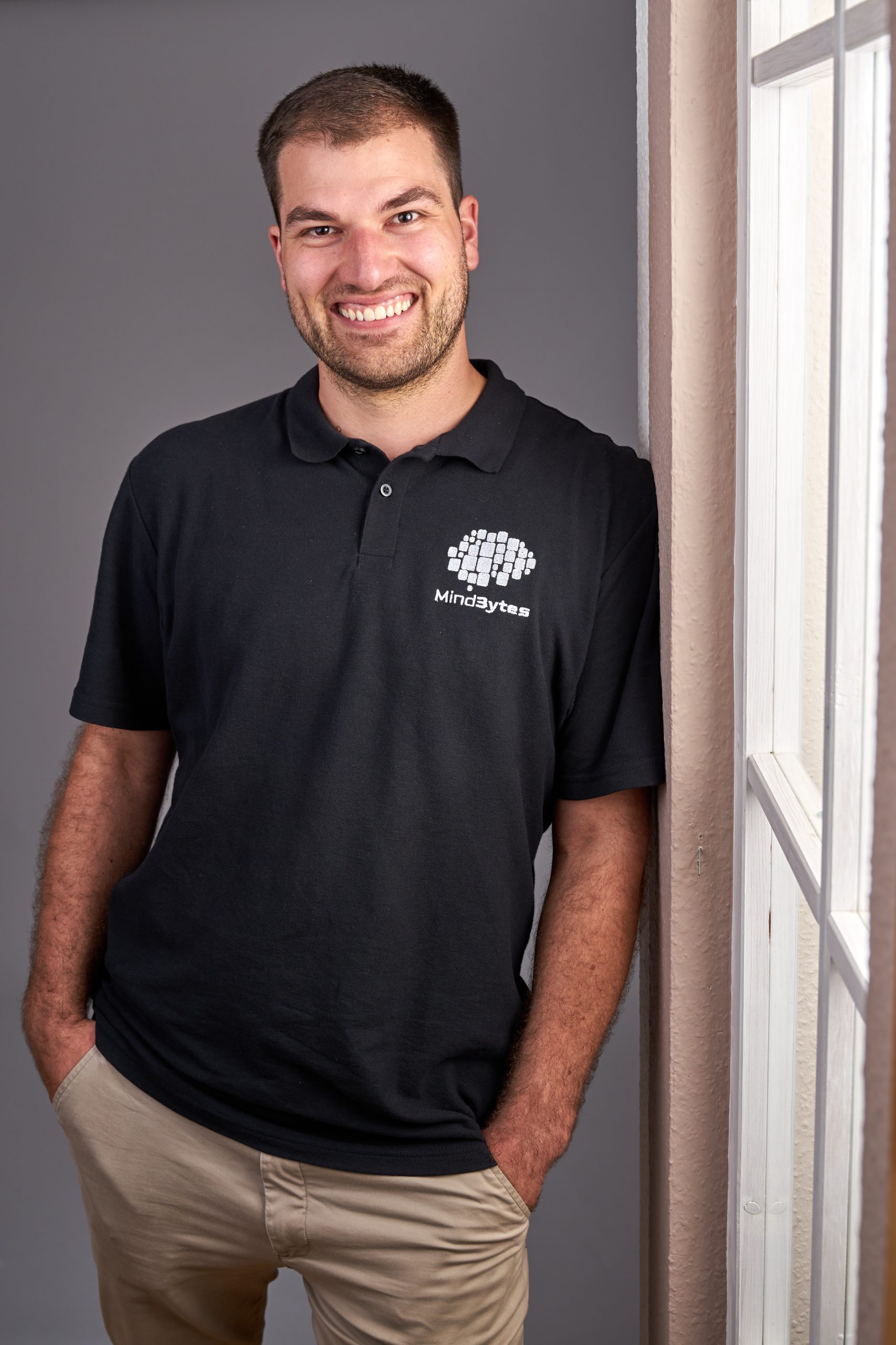 Simon von den Mind3ytes am Fenster