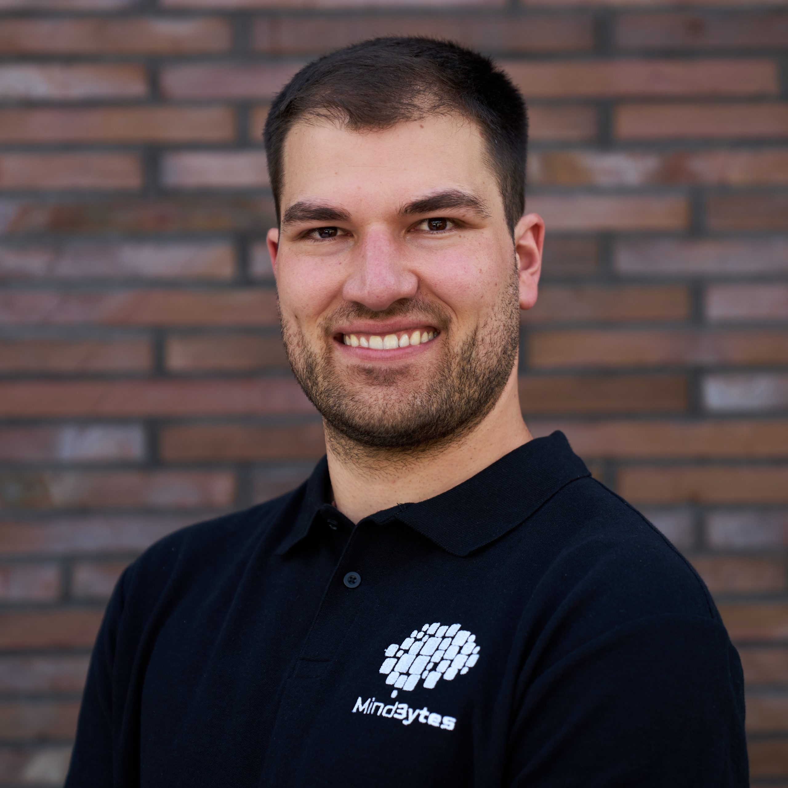 Simon von den MindBytes vor der Mauer